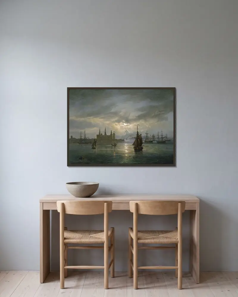 Kronborgs slott i månsken av Johan Christian Dahl inramad på en vägg