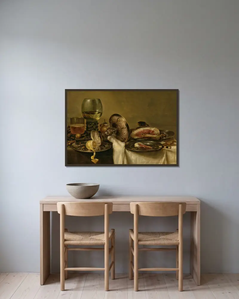 Ett delvis draperat bord med en omkullvält tazza, roemer och glasöl, med en delvis skalad citron och skinka på tenntallrikar av Willem Claesz Heda inramad på en vägg