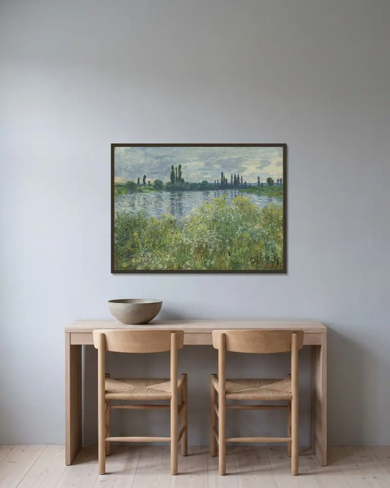 Banks of the Seine,Vétheuil av Claude Monet inramad på en vägg