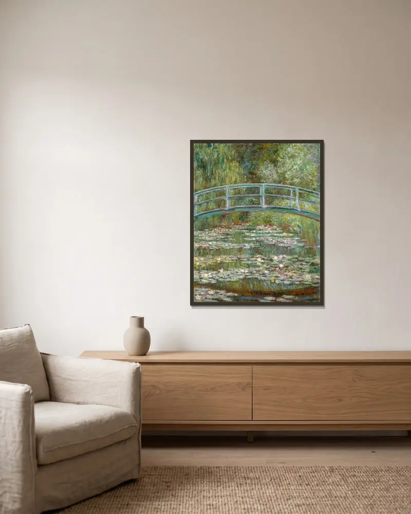Bro över näckrosdamm av Claude Monet inramad på en vägg