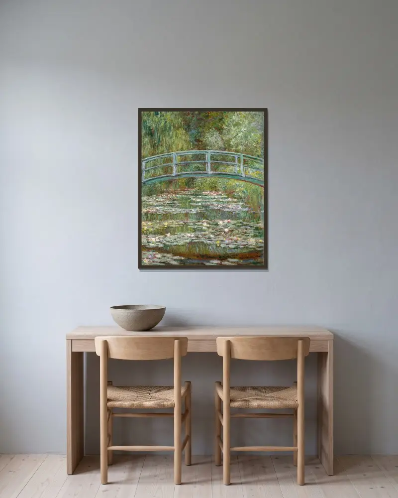 Bro över näckrosdamm av Claude Monet inramad på en vägg