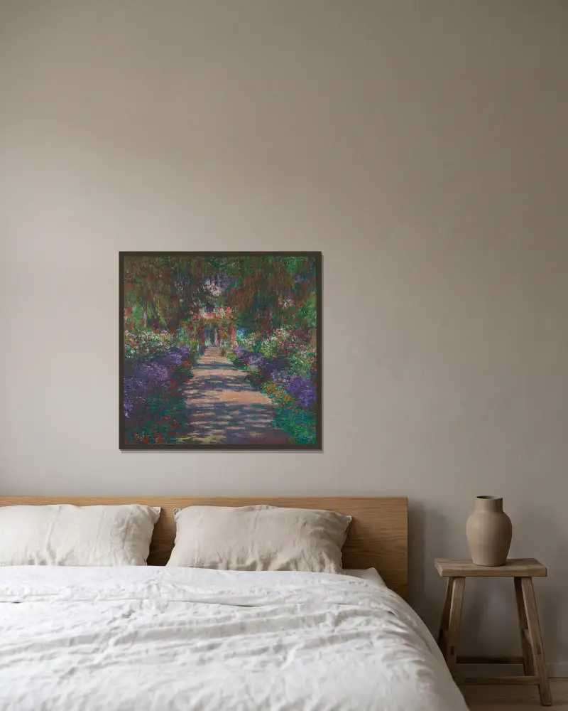 Eine Allee in Monets Garten in Giverny av Claude Monet inramad på en vägg