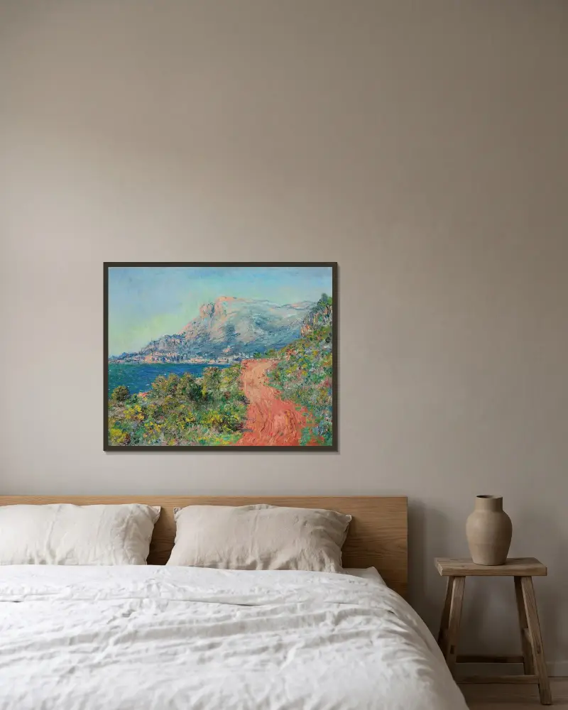 La route rouge près de Menton av Claude Monet inramad på en vägg