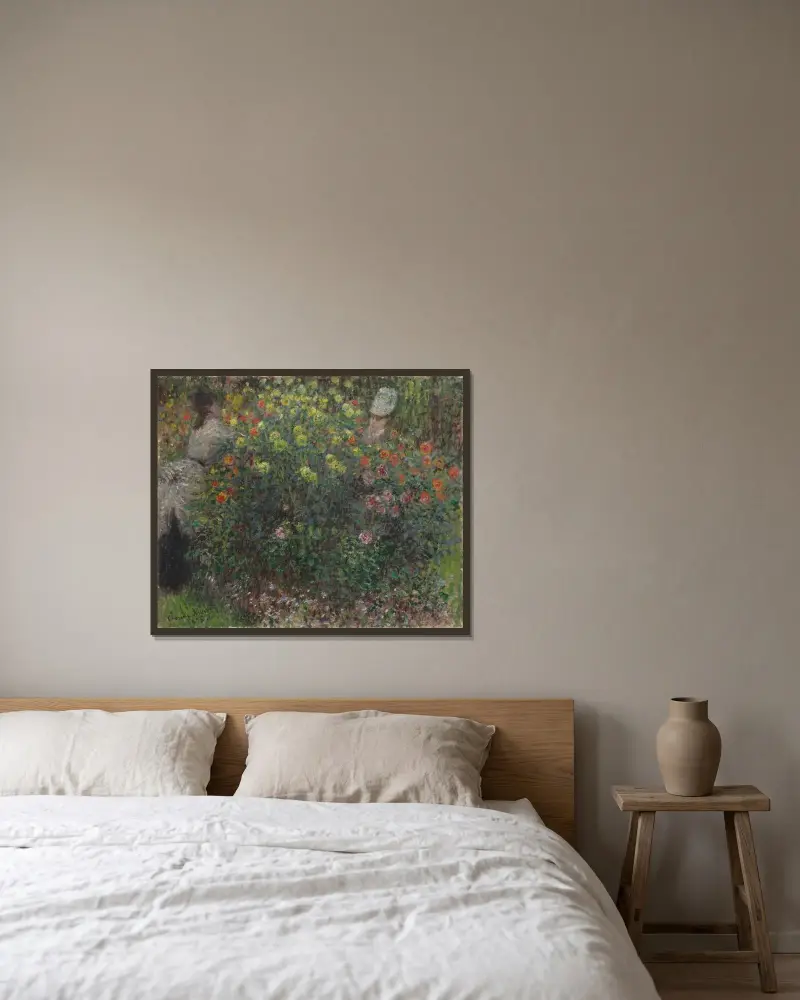 Damen in Blumen von Claude Monet gerahmt an einer Wand