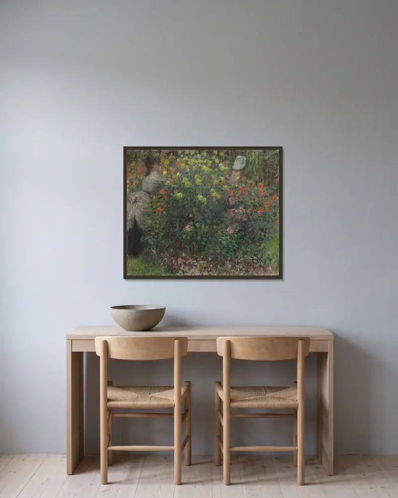 Damen in Blumen von Claude Monet gerahmt an einer Wand