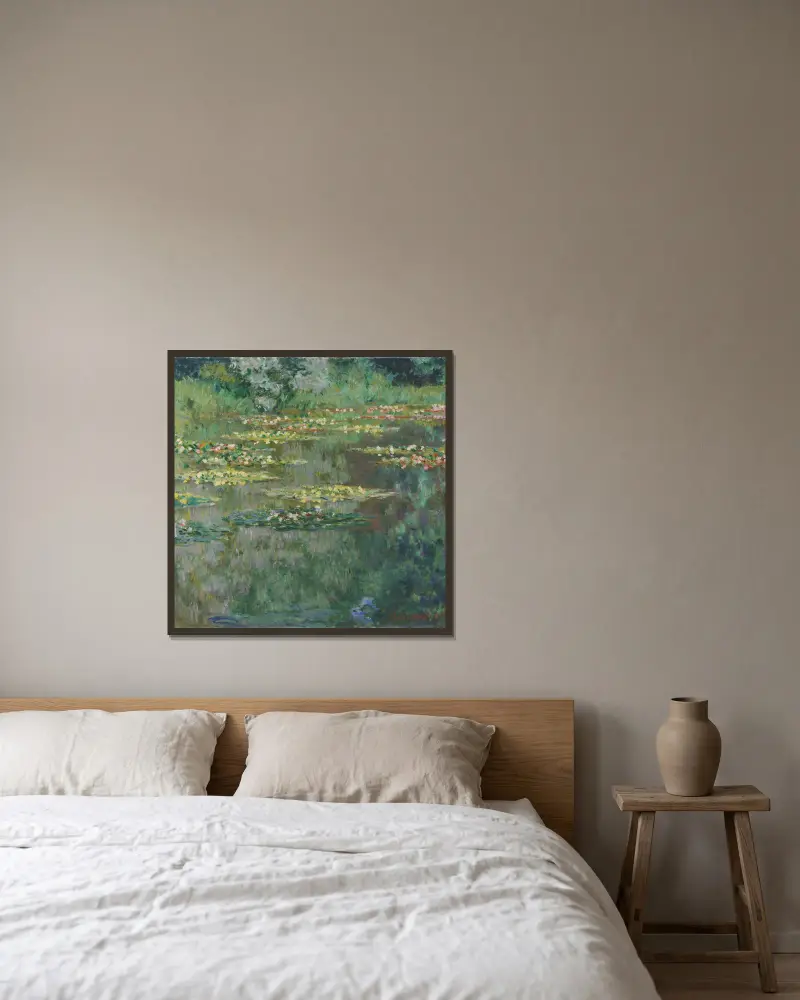 Le Bassin des Nympheas av Claude Monet inramad på en vägg