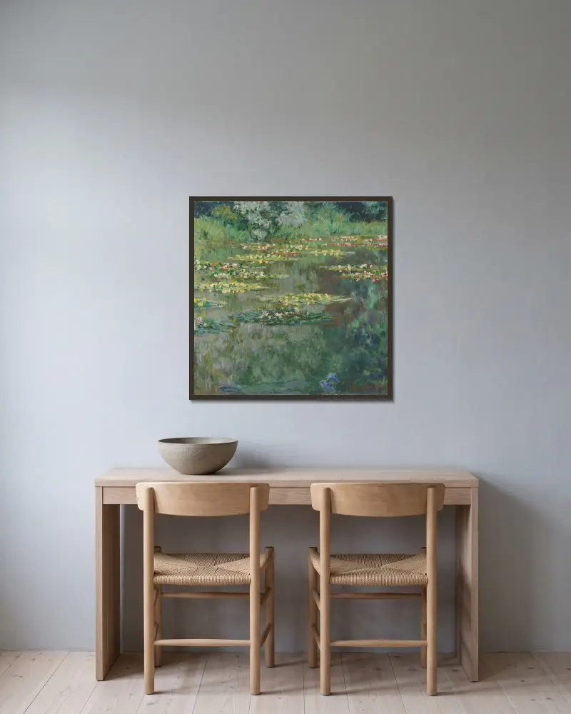 Le Bassin des Nympheas av Claude Monet inramad på en vägg
