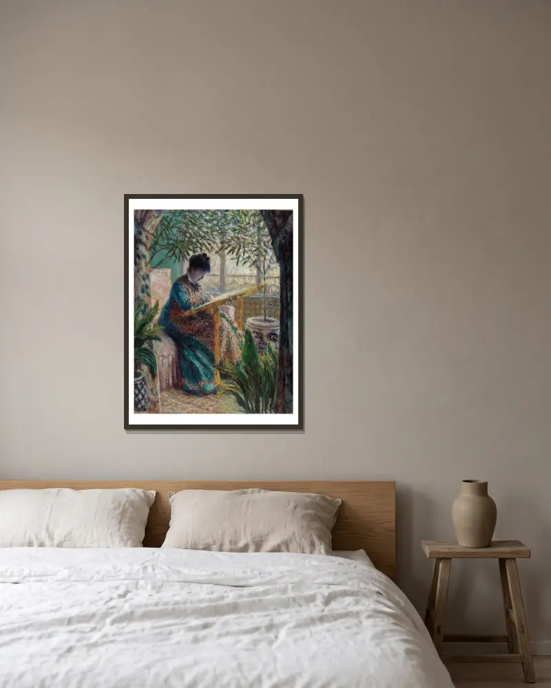 Madame Monet beim Sticken (Camille am Stickrahmen) von Claude Monet gerahmt an einer Wand