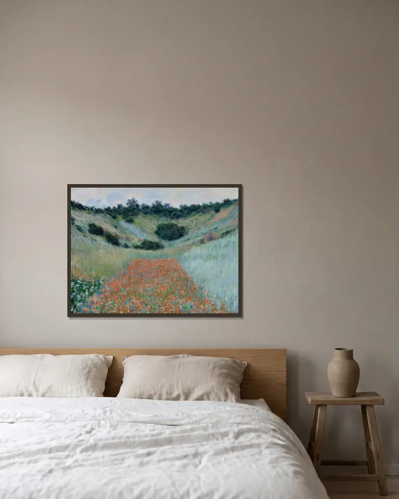 Poppy Field in a Hollow near Giverny av Claude Monet inramad på en vägg