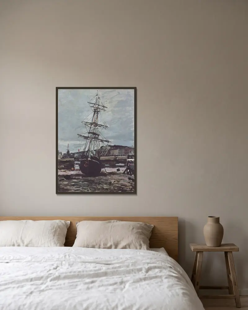 Gestrandetes Boot in Fécamp von Claude Monet gerahmt an einer Wand