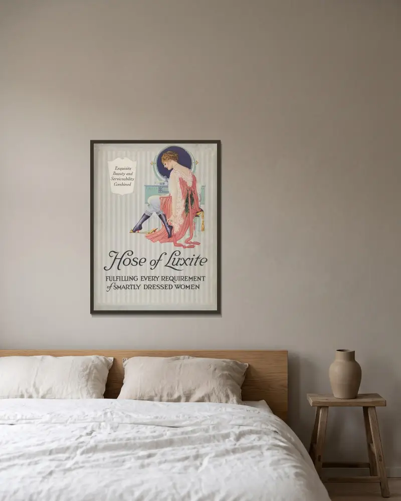 Hose of Luxite av Coles Phillips inramad på en vägg