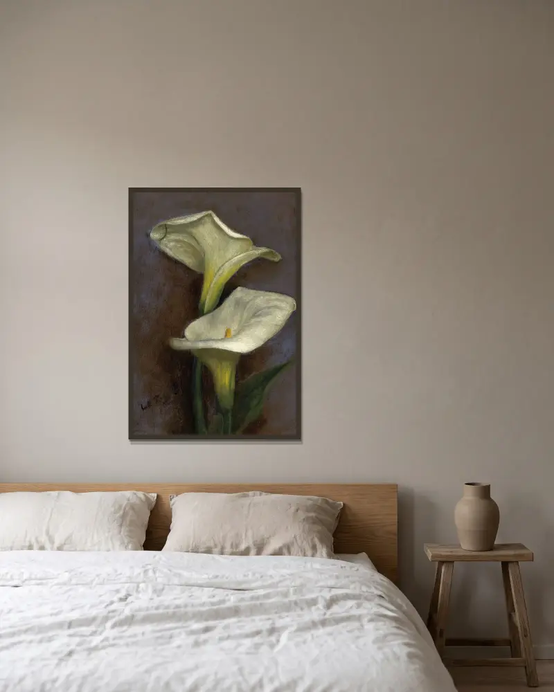 Calla Lilies av Louis Comfort Tiffany inramad på en vägg