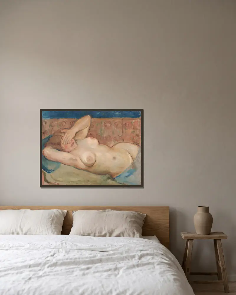 Liegender Akt (Schüchtern) von Cyprián Majerník gerahmt an einer Wand