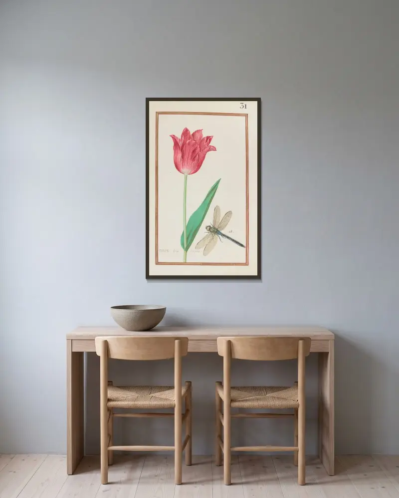 Tulpe in Silberstoff von Daniel Rabel gerahmt an einer Wand
