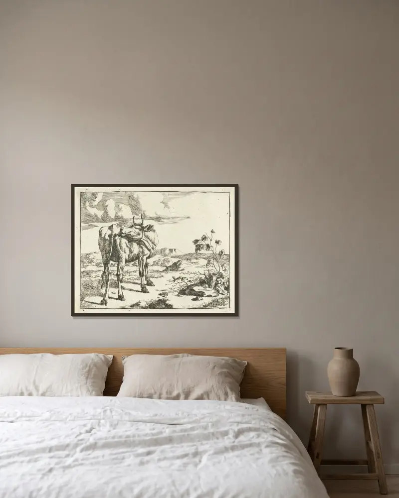Sich leckende Kuh von Marcus de Bye gerahmt an einer Wand