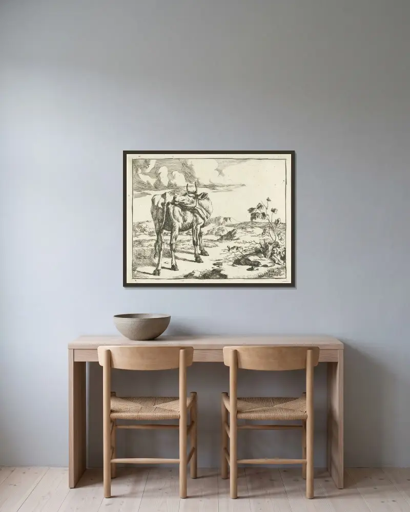 Sich leckende Kuh von Marcus de Bye gerahmt an einer Wand