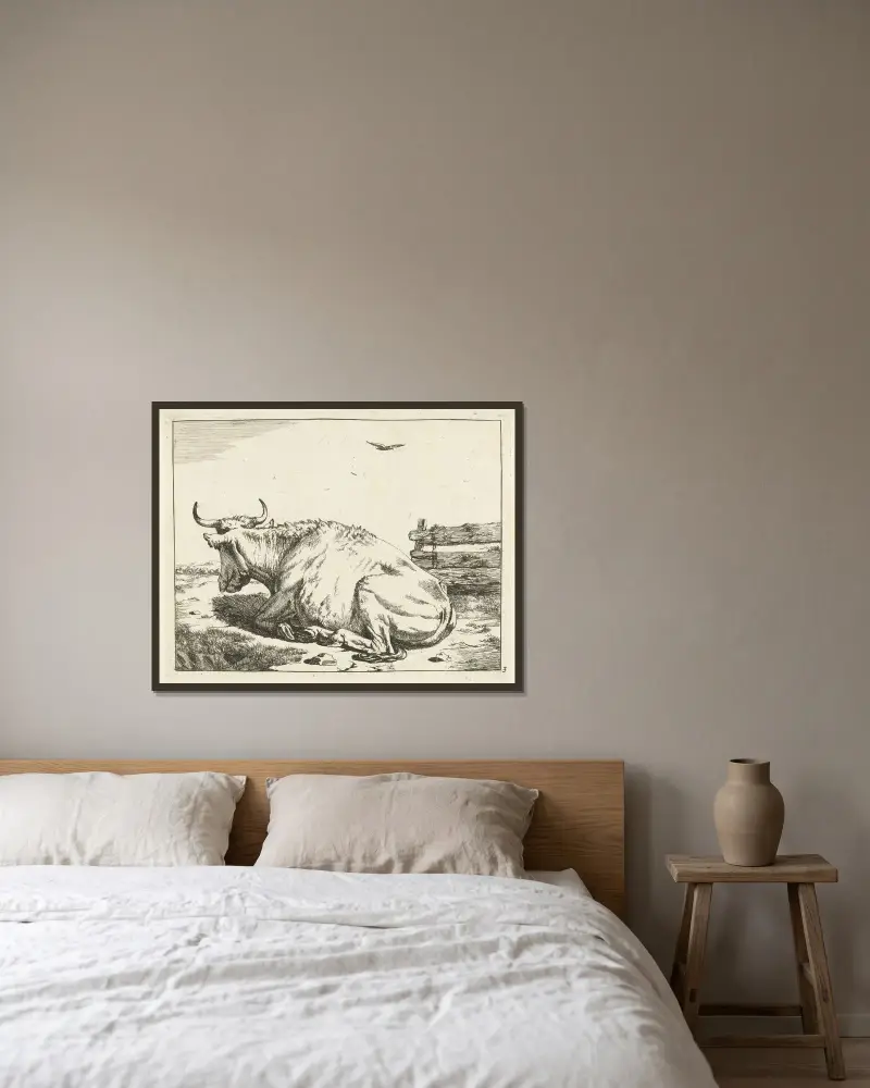 Liegende Kuh am Zaun von Marcus de Bye gerahmt an einer Wand