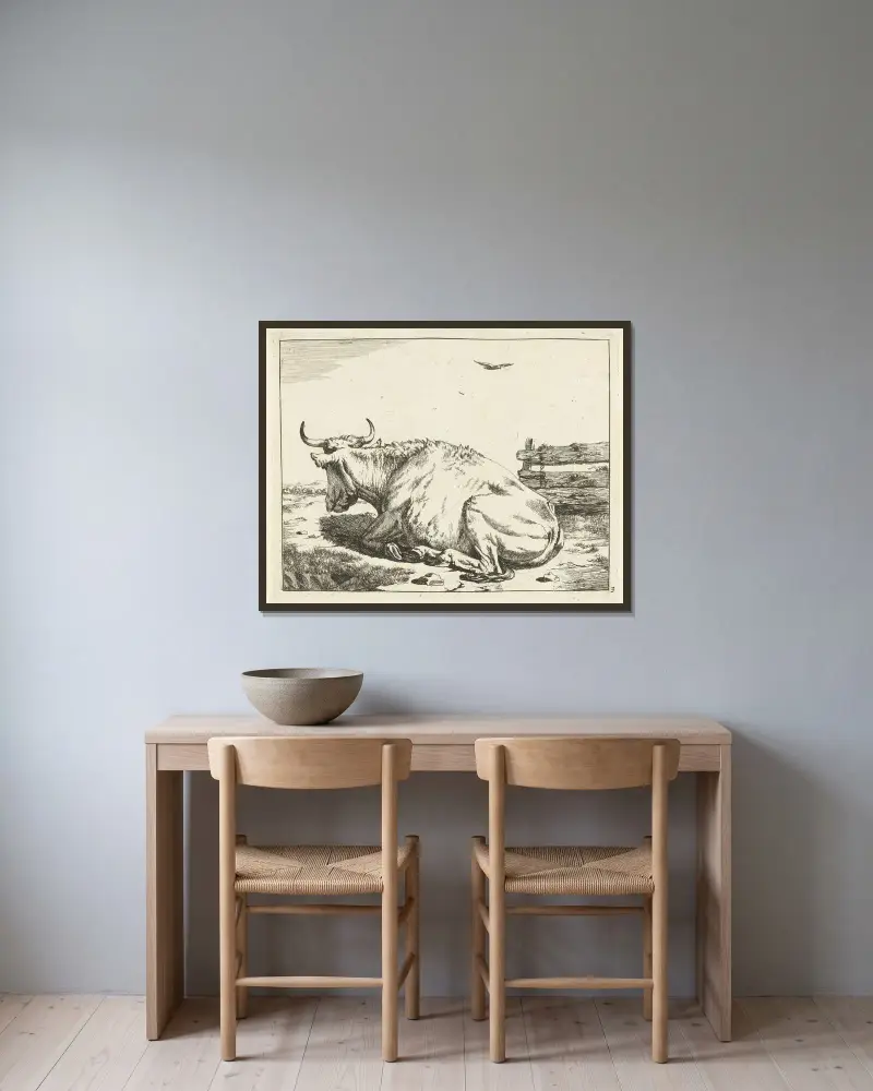 Liegende Kuh am Zaun von Marcus de Bye gerahmt an einer Wand