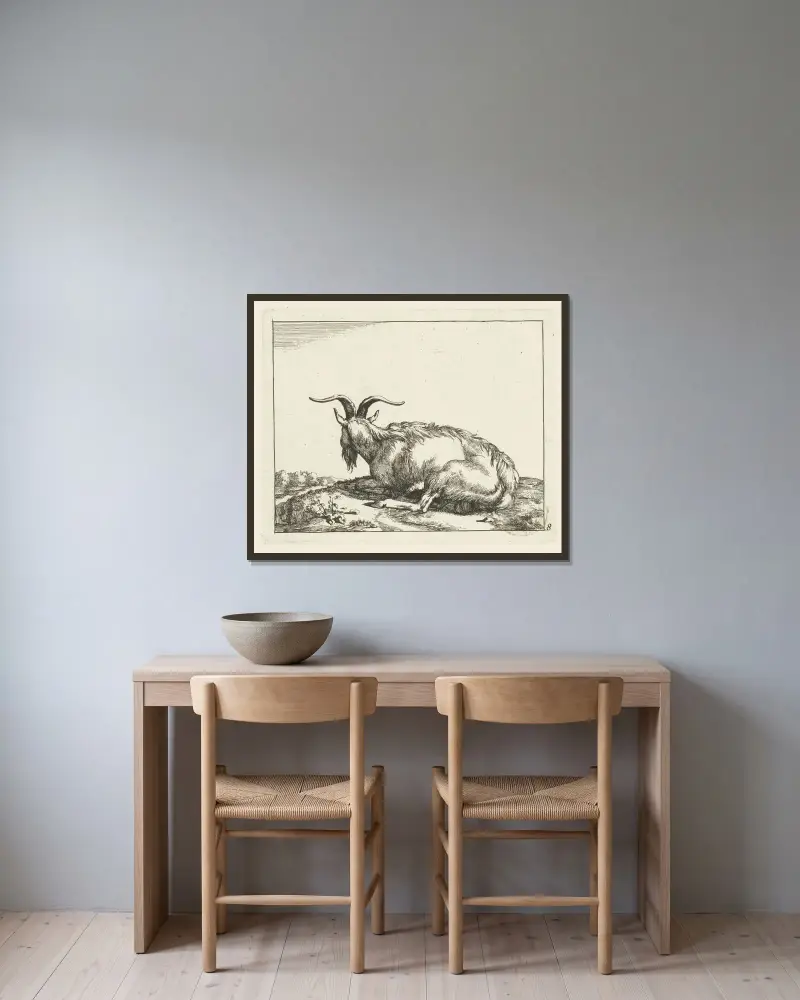 Liegende Ziege, von hinten gesehen von Marcus de Bye gerahmt an einer Wand