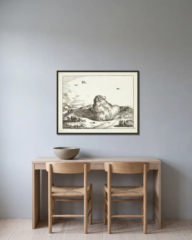 Liegender Bär, von hinten gesehen von Marcus de Bye gerahmt an einer Wand