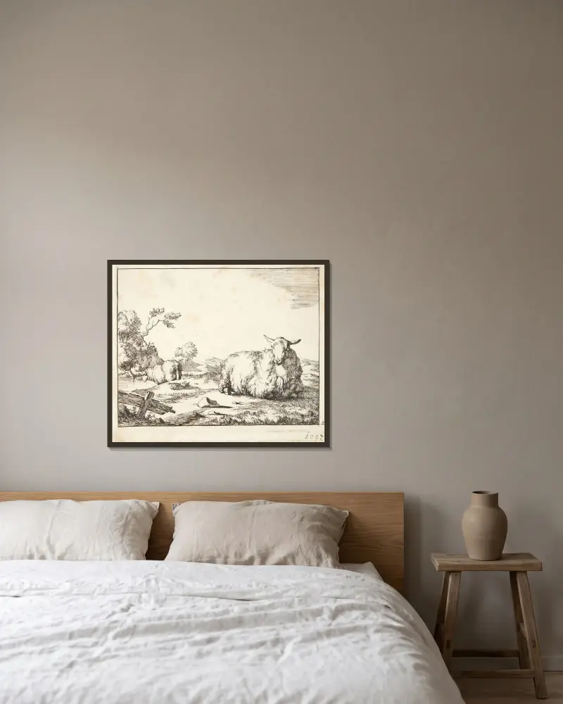 Liegendes Schaf von Marcus de Bye gerahmt an einer Wand