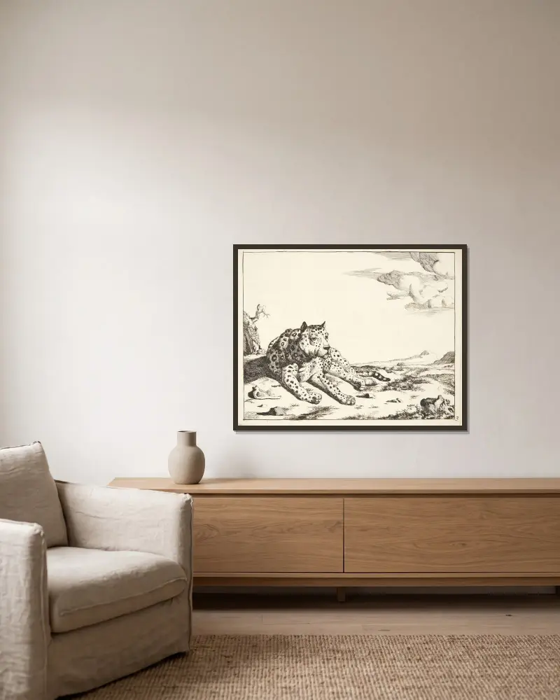 Liegender Leopard, von vorne gesehen von Marcus de Bye gerahmt an einer Wand