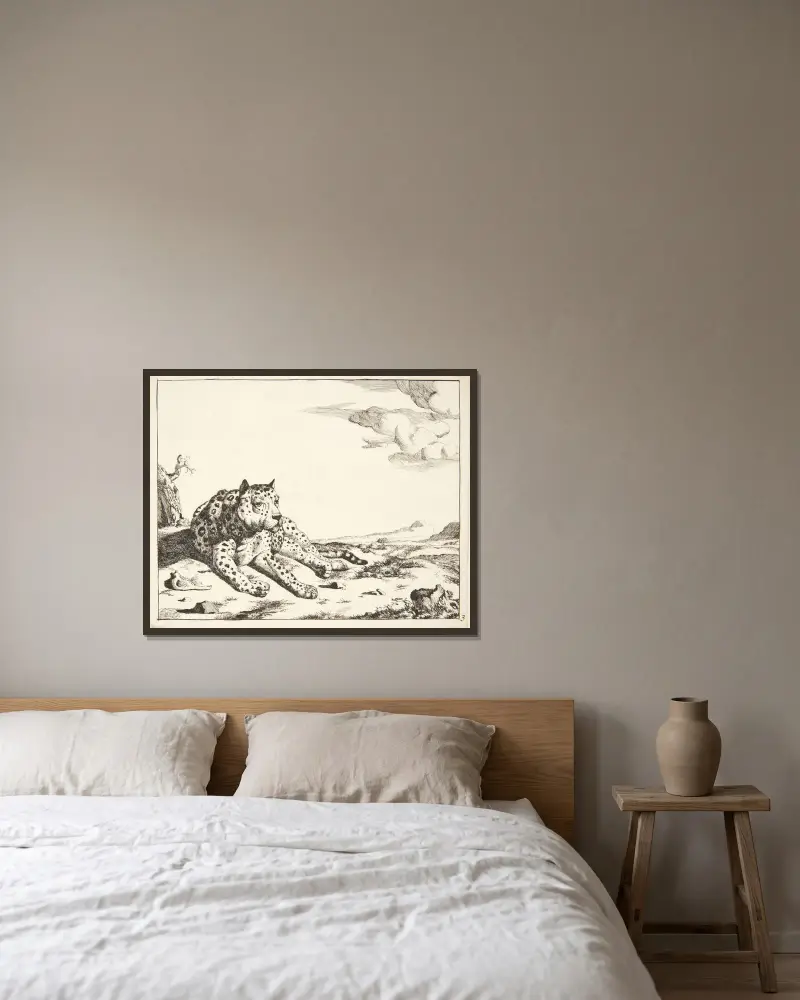 Liegender Leopard, von vorne gesehen von Marcus de Bye gerahmt an einer Wand