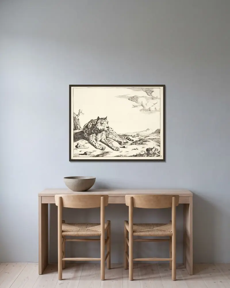 Liegender Leopard, von vorne gesehen von Marcus de Bye gerahmt an einer Wand