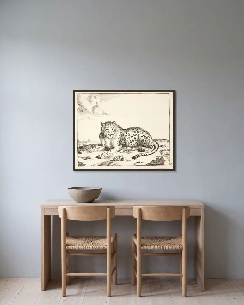 Liegender Leopard, nach links gewandt von Marcus de Bye gerahmt an einer Wand