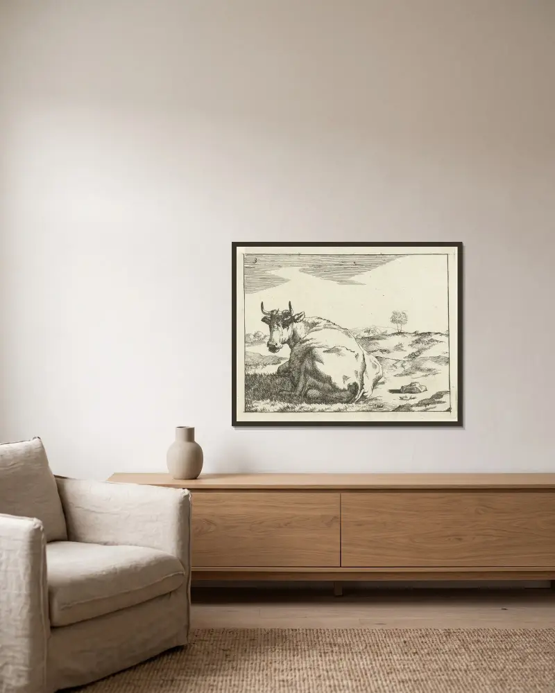 Liegende Kuh von Marcus de Bye gerahmt an einer Wand