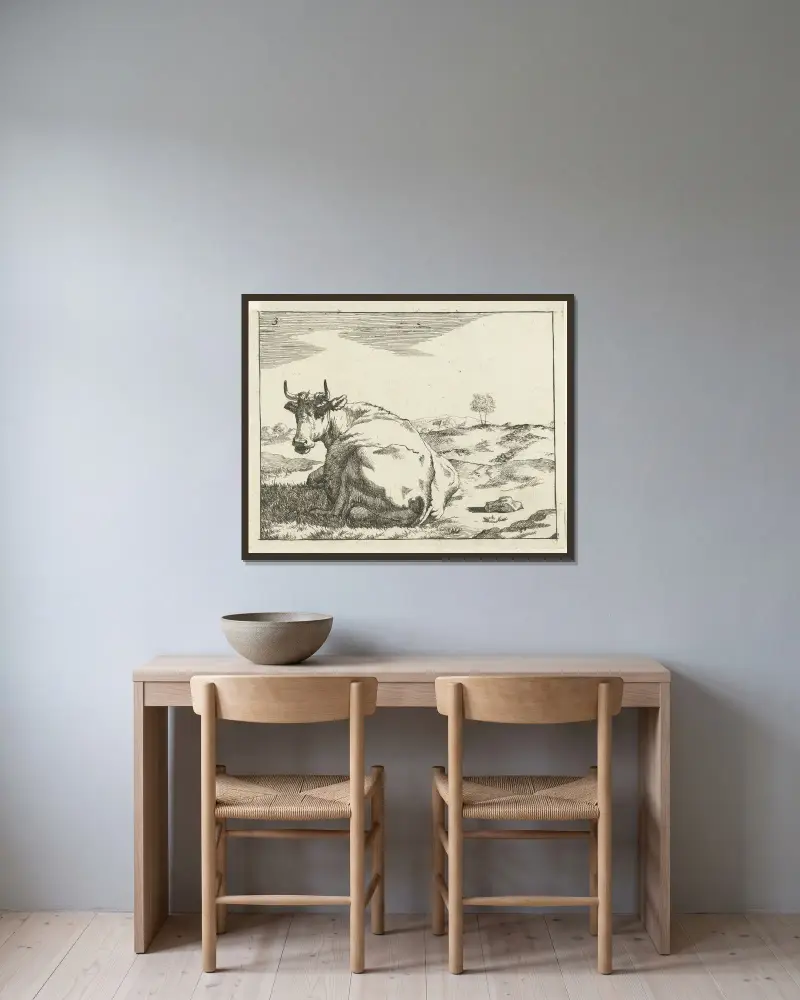 Liegende Kuh von Marcus de Bye gerahmt an einer Wand