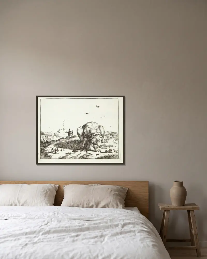 Zusammengekauertter Bär von Marcus de Bye gerahmt an einer Wand