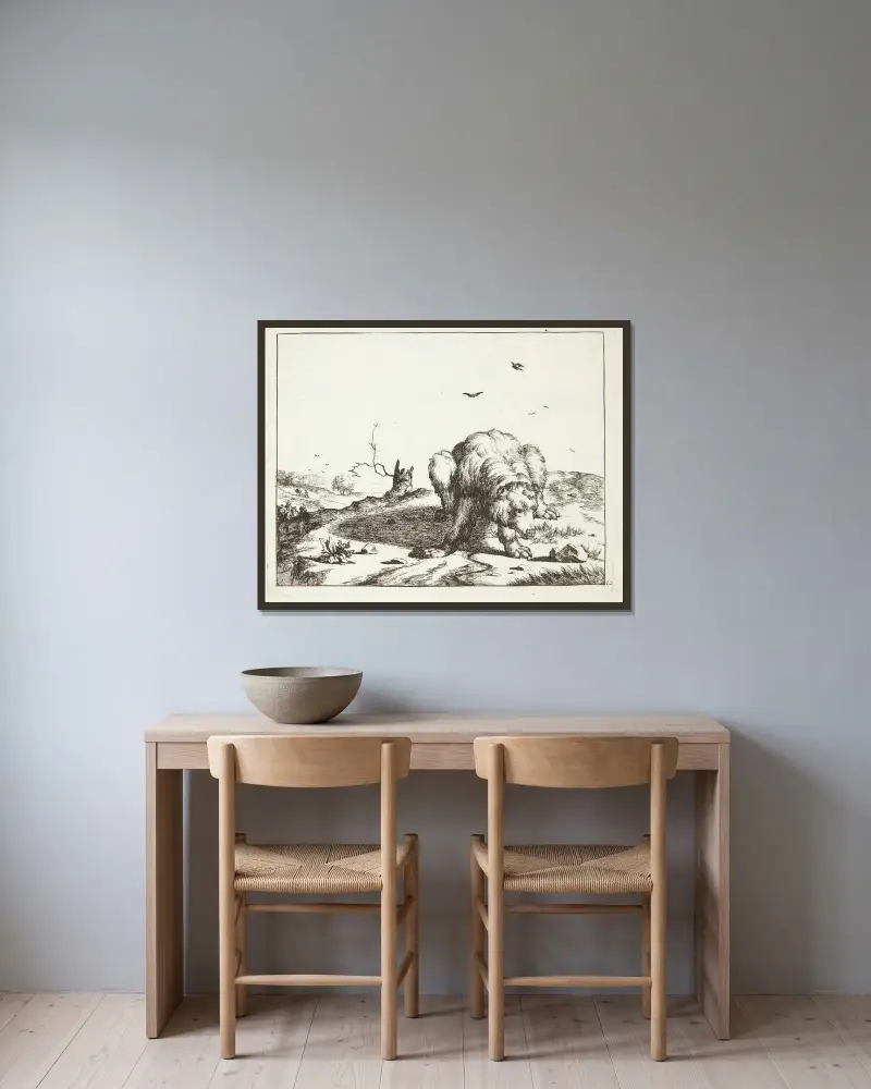Zusammengekauertter Bär von Marcus de Bye gerahmt an einer Wand