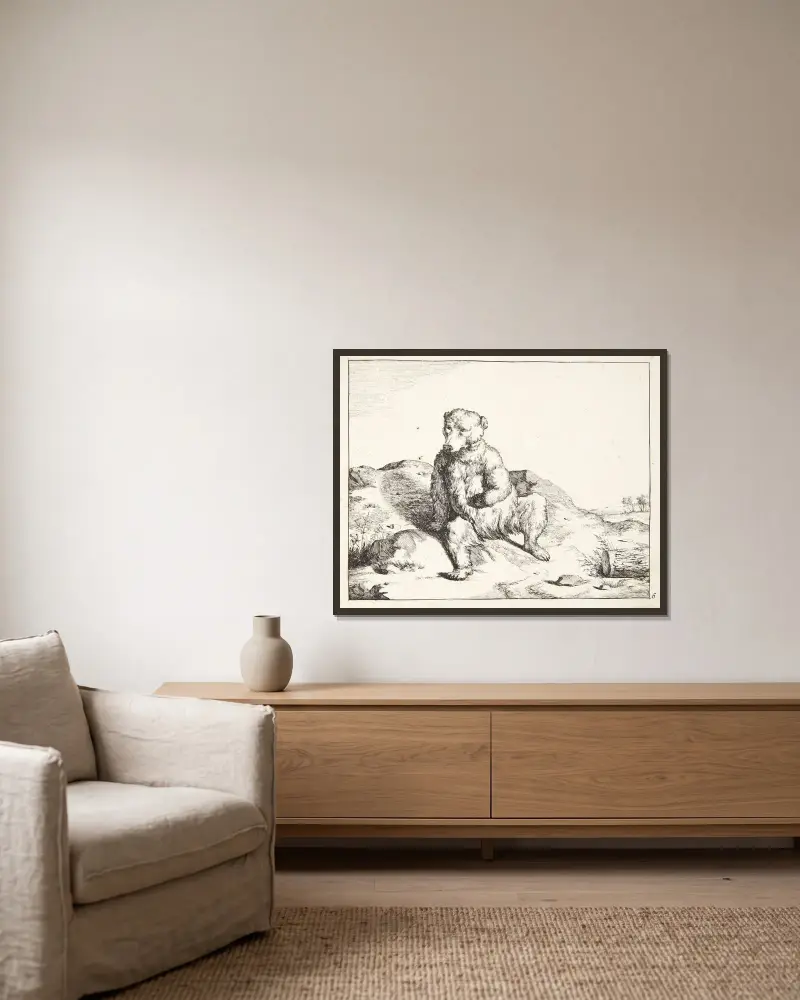 Sitzender Bär, von vorn von Marcus de Bye gerahmt an einer Wand