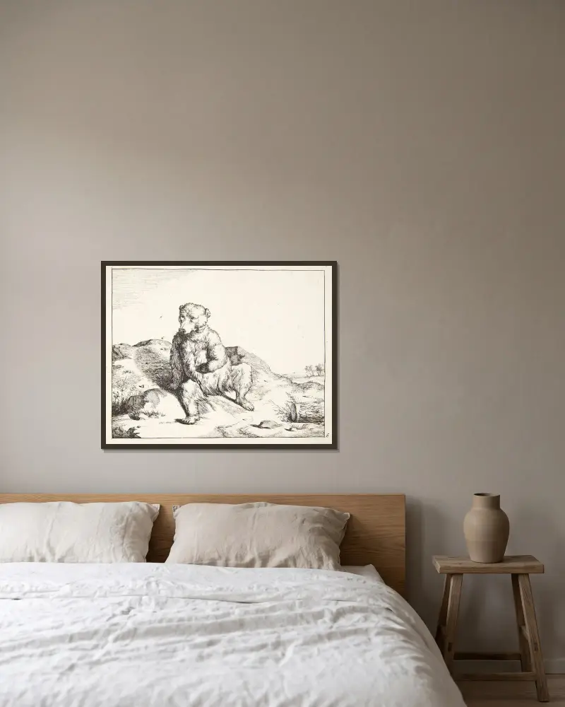 Sitzender Bär, von vorn von Marcus de Bye gerahmt an einer Wand