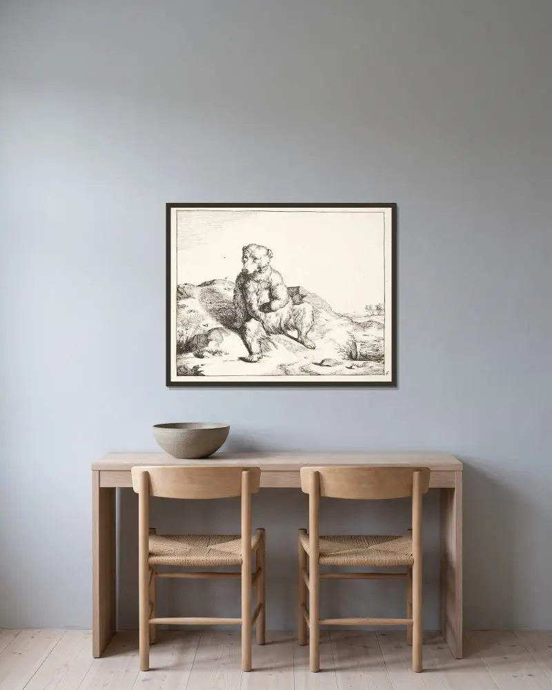 Sitzender Bär, von vorn von Marcus de Bye gerahmt an einer Wand