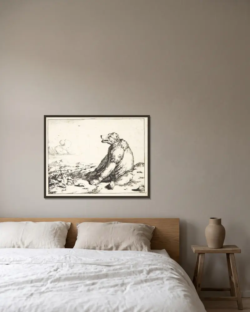 Sedící medvěd, obrácený doleva, Marcus de Bye v rámu na stěně
