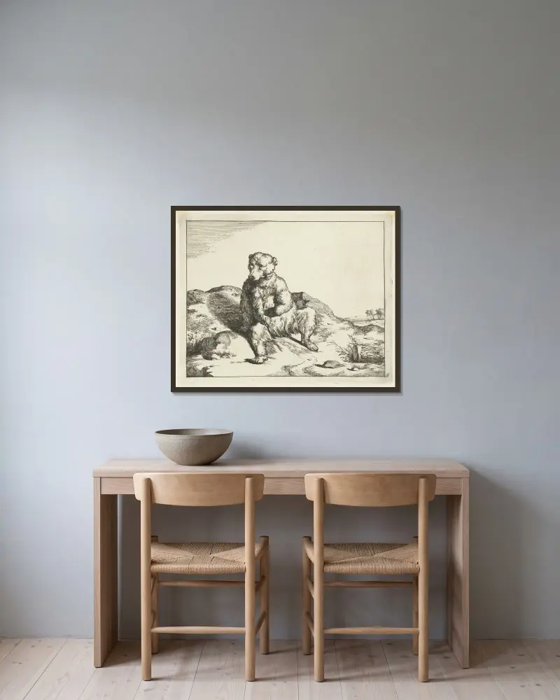 Sitzender Bär von vorne gesehen von Marcus de Bye gerahmt an einer Wand