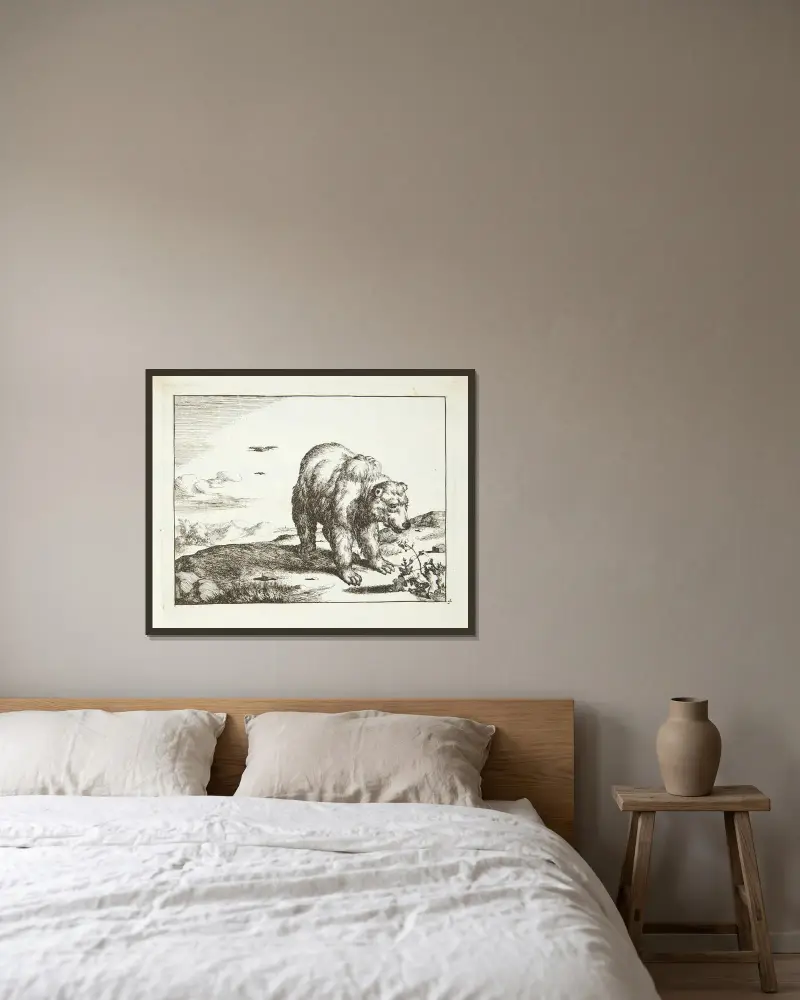 Stehender Bär in der Nähe einer Pflanze von Marcus de Bye gerahmt an einer Wand