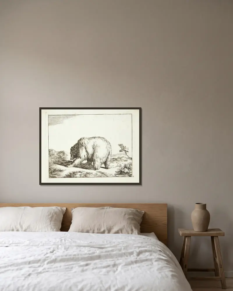 Stehender Bär, nach links gewandt von Marcus de Bye gerahmt an einer Wand