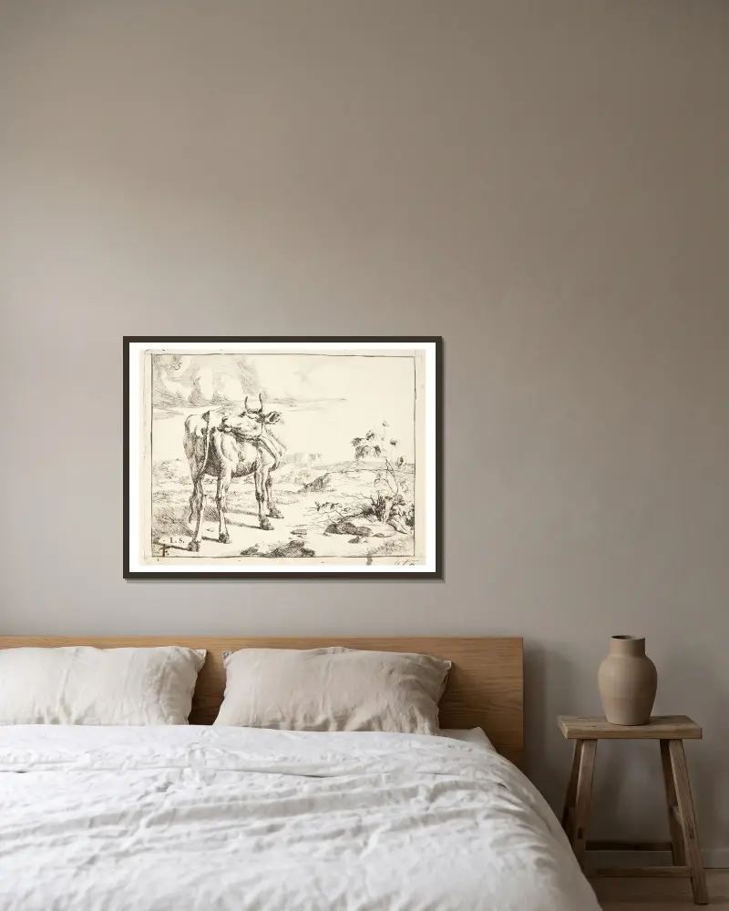 Stehende Kuh, von hinten gesehen – Nr. 2 von Marcus de Bye gerahmt an einer Wand