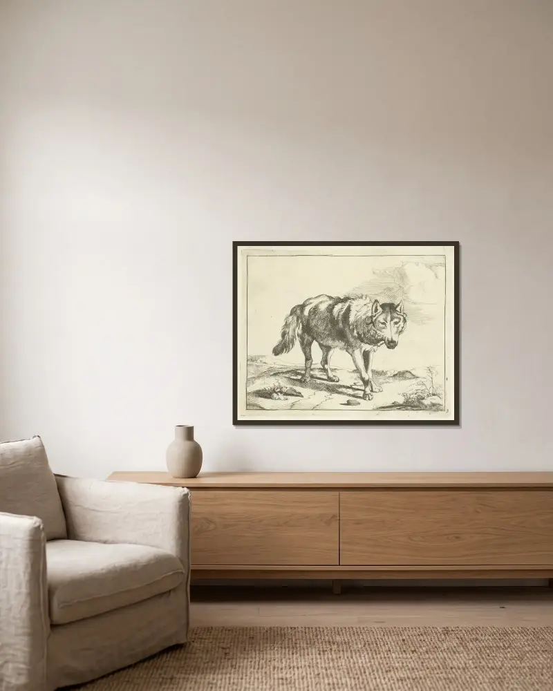 Stehender Wolf von vorn von Marcus de Bye gerahmt an einer Wand