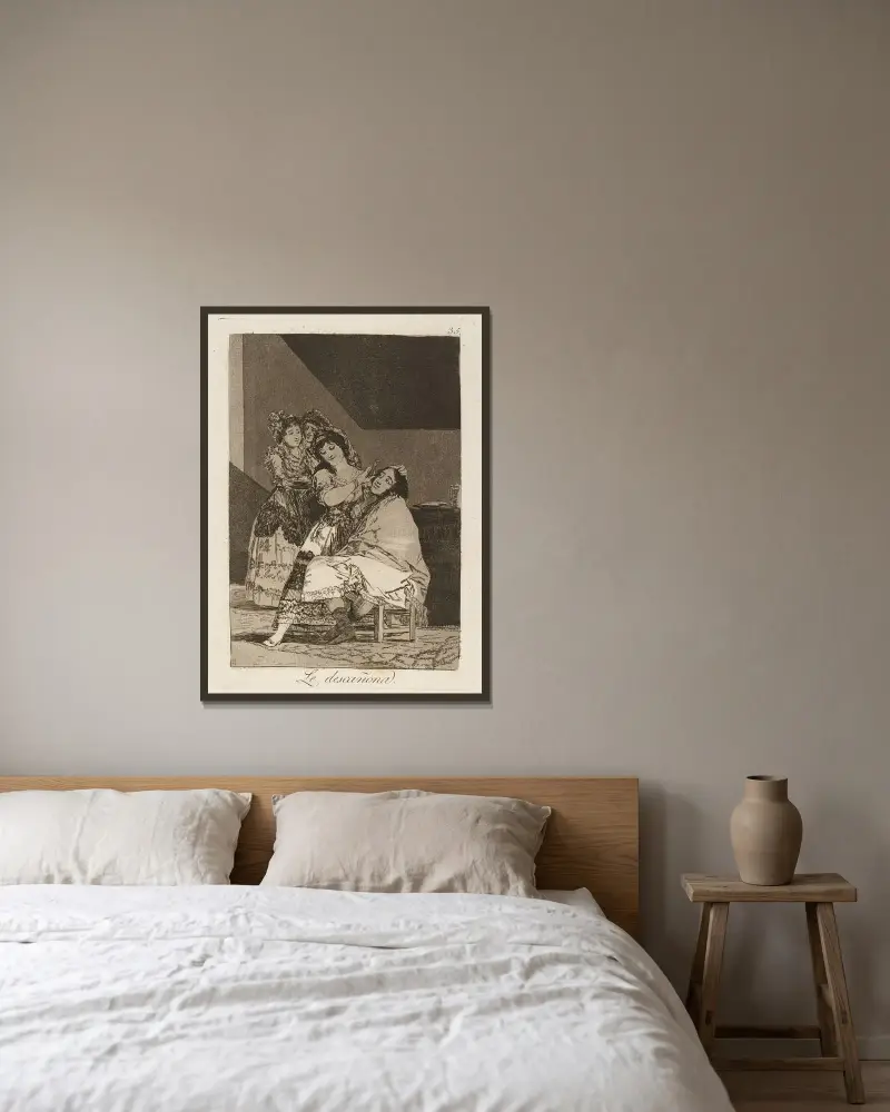 Sie rupft ihn von Francisco de Goya gerahmt an einer Wand