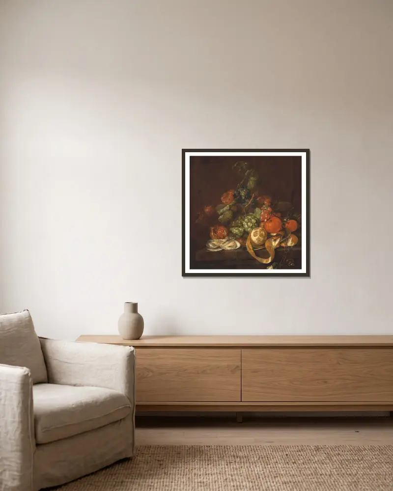 Nature morte aux citrons, huitres, raisins et papillons sur un entablement av Cornelis de Heem inramad på en vägg