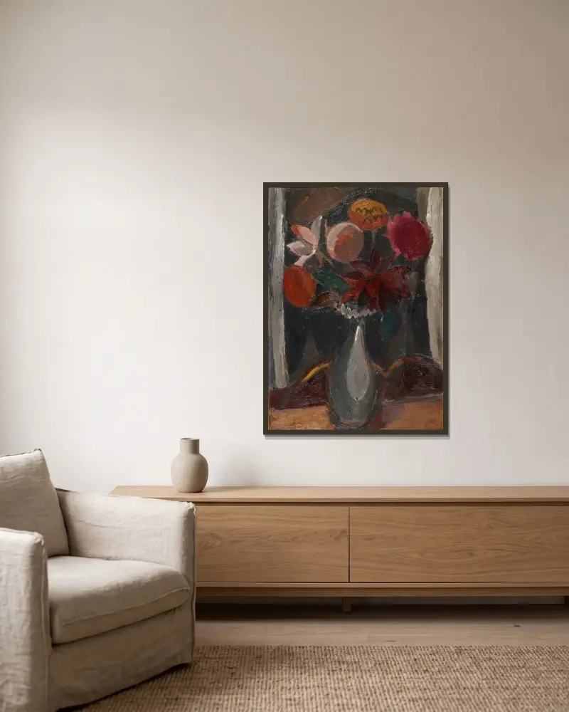En bukett mörka blommor av Gustave De Smet inramad på en vägg