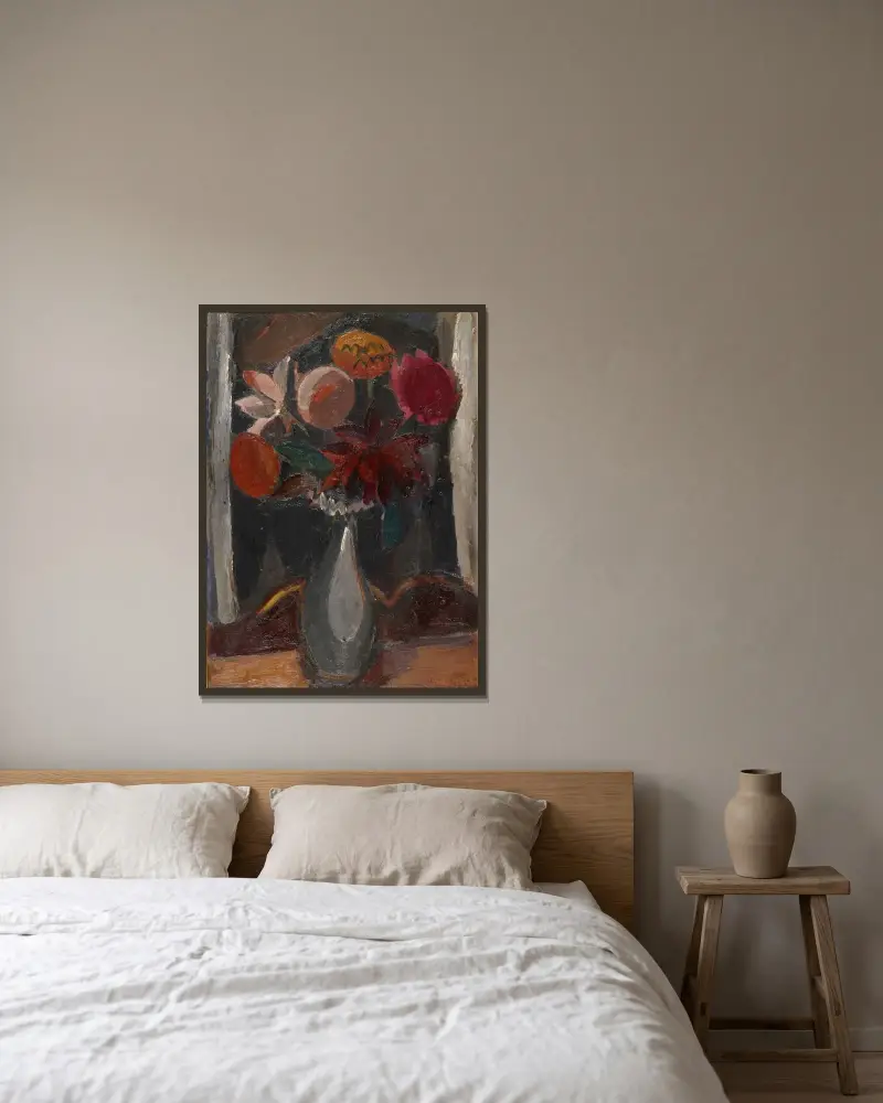 En bukett mörka blommor av Gustave De Smet inramad på en vägg
