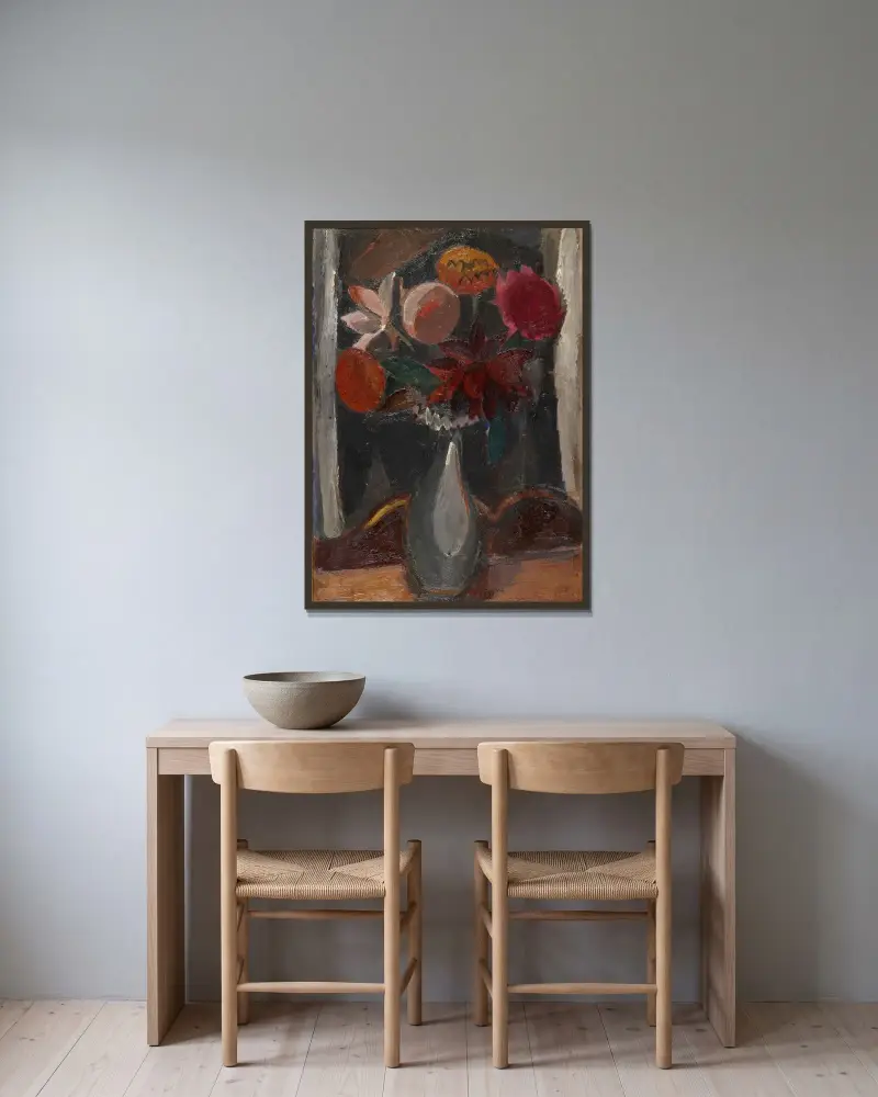 En bukett mörka blommor av Gustave De Smet inramad på en vägg