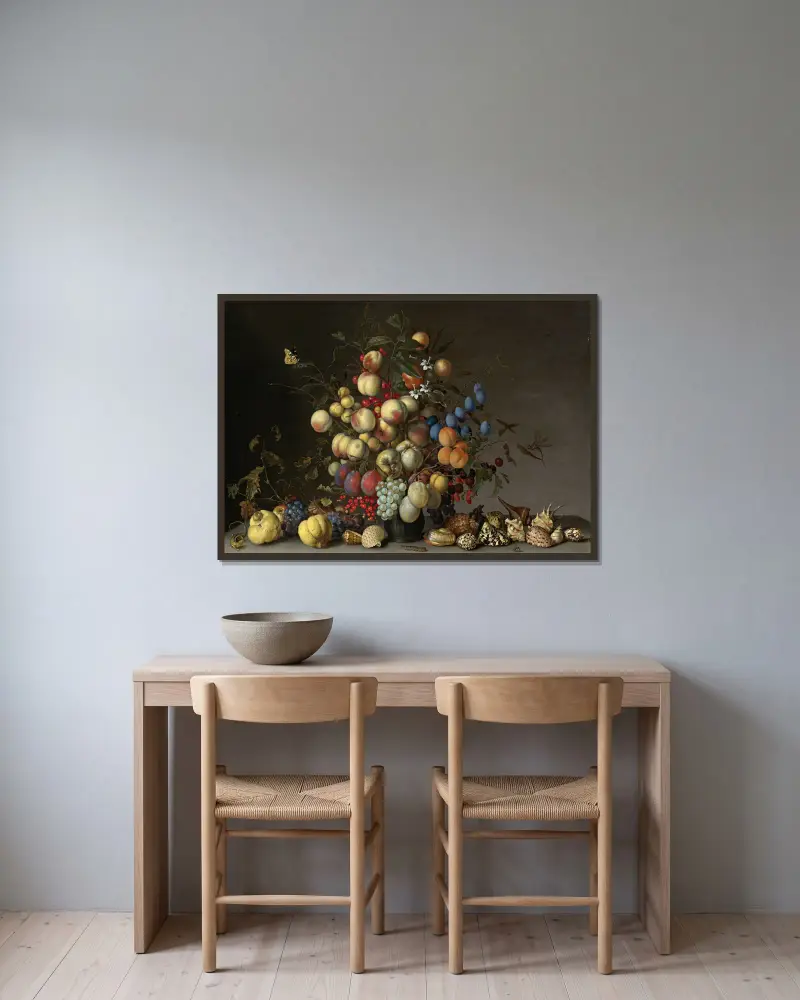 Pfirsiche, Pflaumen, Orangen, Äpfel, Kirschen, Weintrauben, Rote Johannisbeeren, Schwarze Johannisbeeren, Holzäpfel und andere Früchte in einem Zinnkrug von Balthasar van der Ast gerahmt an einer Wand
