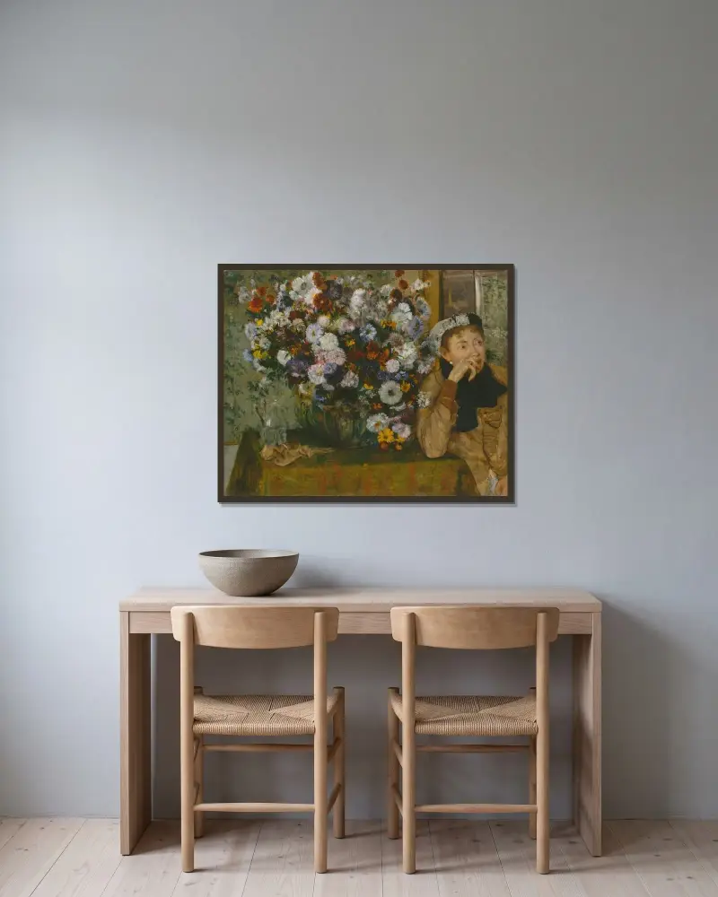 Kvinna vid en vas med blommor av Edgar Degas inramad på en vägg