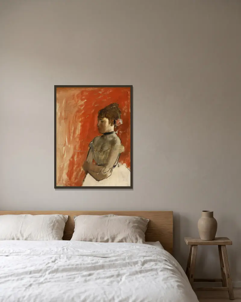 Tänzerin mit verschränkten Armen von Edgar Degas gerahmt an einer Wand